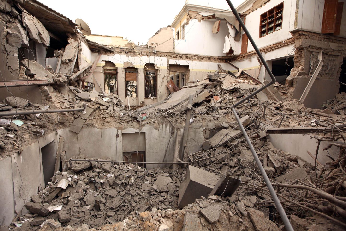 Здание в столице Ливии, пострадавшее в результате авиаудара