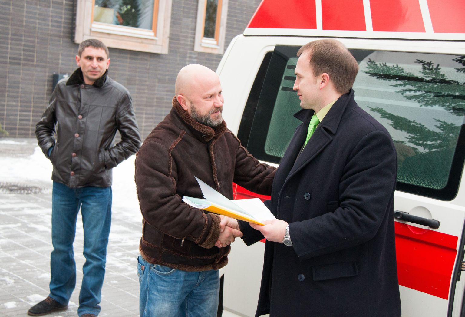 VIROLi tegevdirektor Sven Hõbemägi (paremalt) andis auto üle Võšgorodi linnavolikogu liikmele Bogdan Rudenokile.