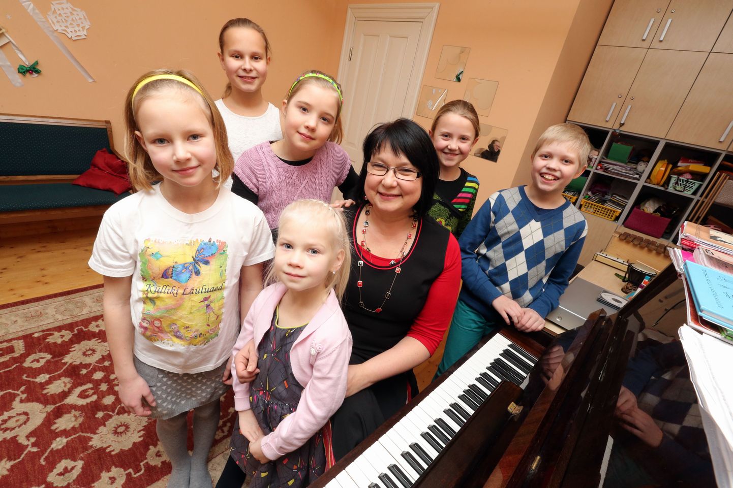 Pildil lauluõpetaja Külliki Levin oma õpilastega: Marie Kiivit (vasakult), Lulu Inari Ottilia Vase, Katri Kade, Sirelin Timmermann, Teele Tammet ja Kristo Saarna.