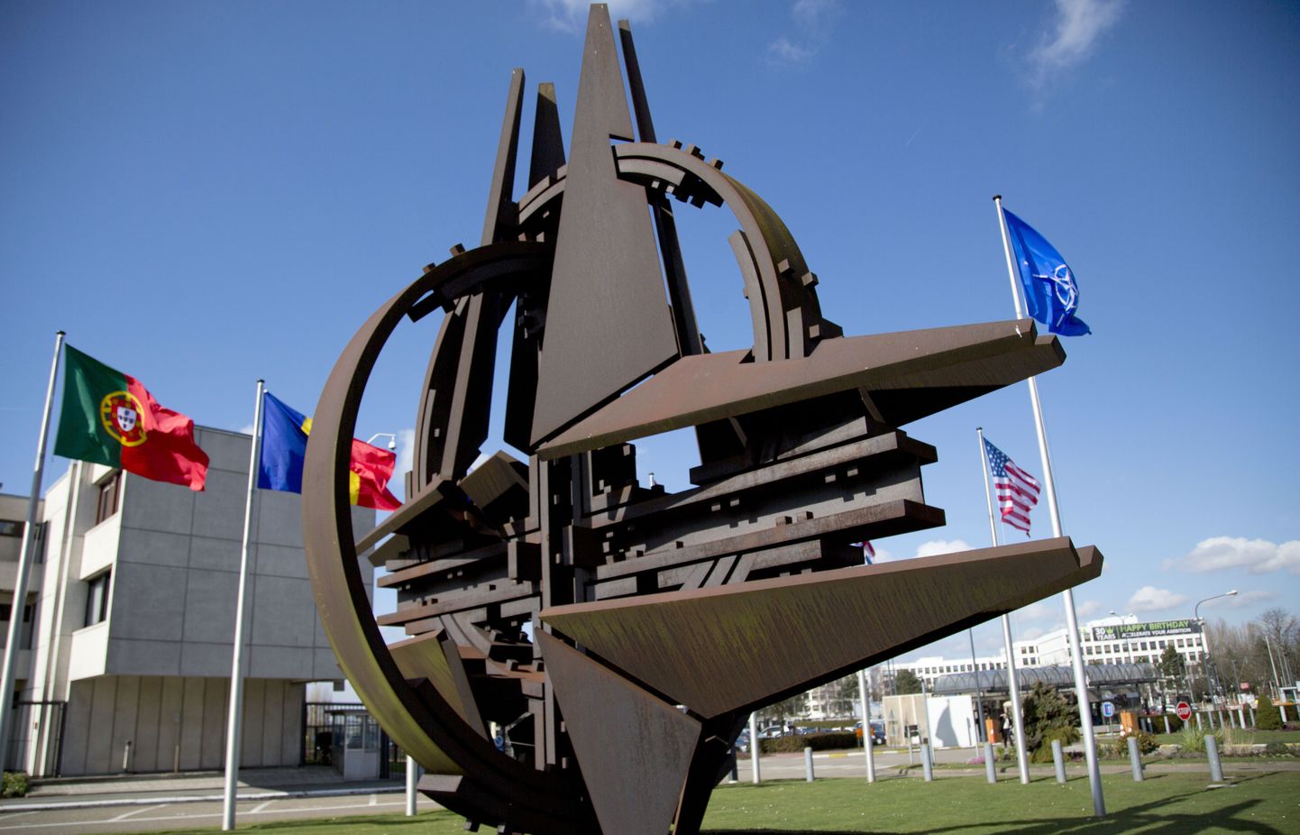 Täna veel vana peakorteri ees seisev NATO täht.