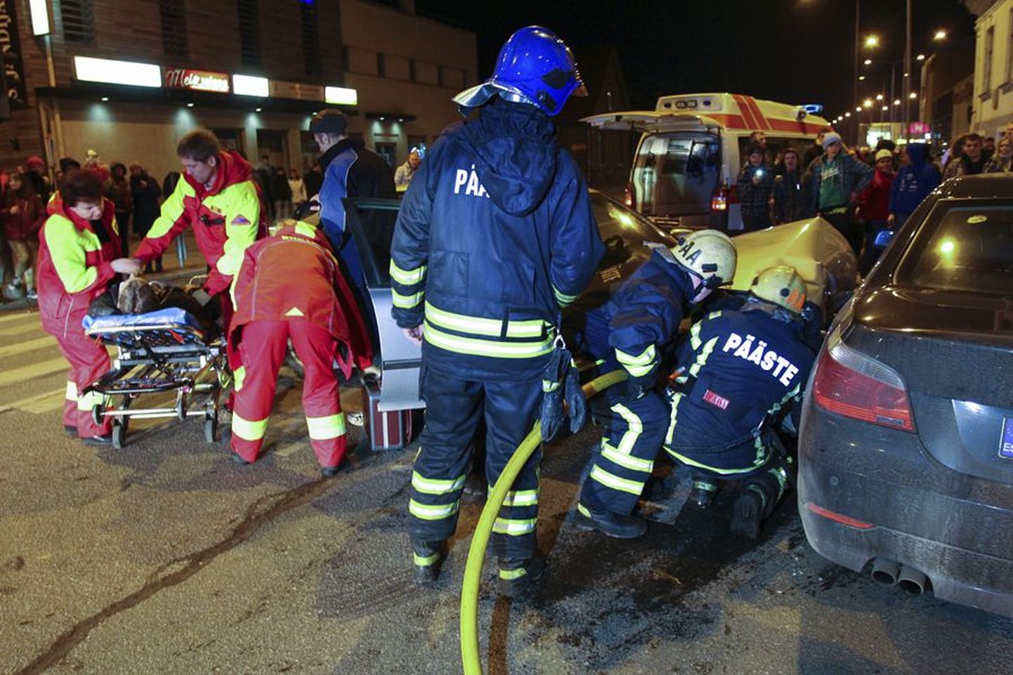 Liiklusõnnetus, millega puutusid kokku nii politseinikud, päästjad kui haiglatöötajad, juhtus Viljandis Tallinna ja Jakobsoni tänava ristmikul uue aasta esimesel tunnil.