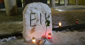 Video: hääbuva IT Kolledži esisel süttisid leinaküünlad