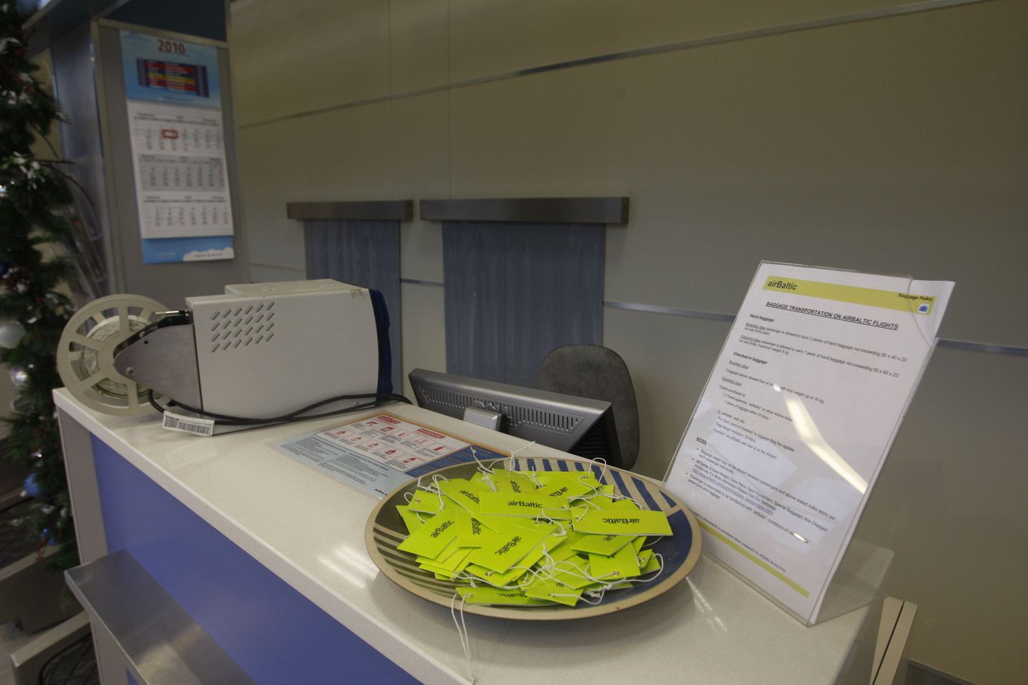 Pildil check-in automaat Tartu lennujaama ootesaalis.