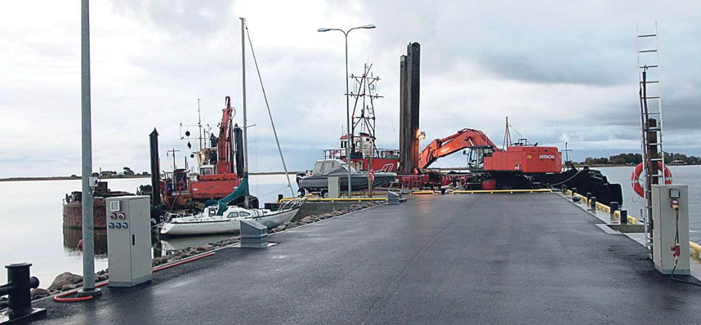 Manija liinipaadi randumiskai naabruses jätkub AS Saarte Liinide tellimusel Munalaiu ja Manilaiu sadama vahelise akvatooriumi süvendamine.