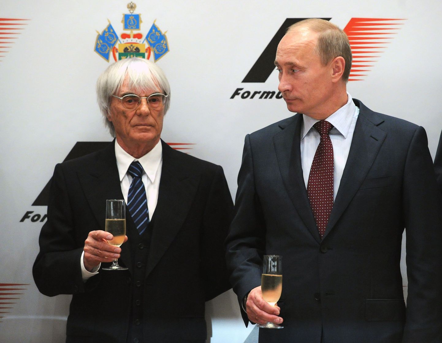Владимир Путин и глава "Формулы-1" Берни Экклстоун после подписания соглашения о проведении этапа в Сочи.