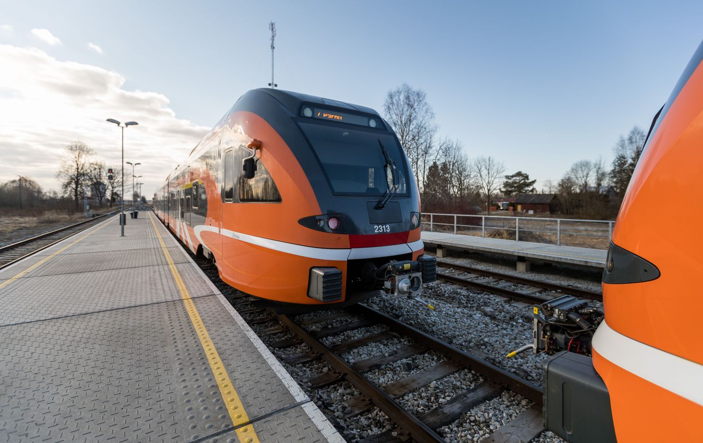 Tallinna-Pärnu rongi vagunite lahtihaakimine Lelle jaamas.