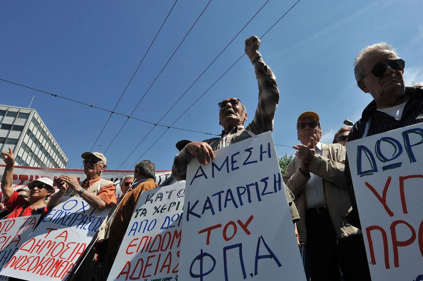 Kreeka pensionärid protesteerivad karmide kärbete vastu.