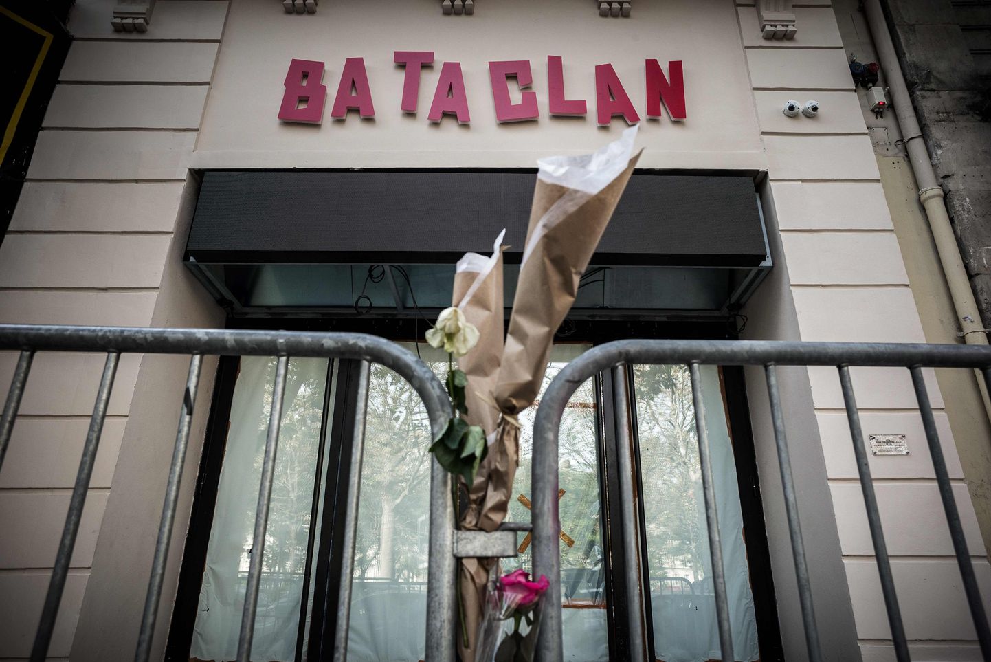 (FILES) This file photo taken on November 01, 2016 shows flowers tied to a fence outside the "Bataclan" concert hall during All Saints' day in Paris, one of the targets of the November 13, 2015 terrorist attacks during which 130 people were killed and another 413 were wounded.
British rock star Sting will re-open Paris' Bataclan concert hall on November 12, a day before the anniversary of the jihadist attacks that left 90 people dead there, the venue's owner said on November 4, 2016. The former frontman of The Police confirmed the announcement by Lagardere Unlimited Live Entertainment, saying in a statement on his website: "In re-opening the Bataclan, we have two important tasks to reconcile. "First, to remember and honour those who lost their lives in the attack a year ago, and second to celebrate the life and the music that this historic theatre represents." / AFP PHOTO / PHILIPPE LOPEZ