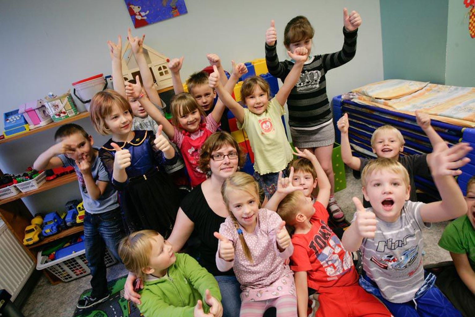 Särevere lasteaia Kurepesa õpetaja Triin Kaljuri kasvandikud ei oska küll päris täpselt öelda, mida nende õpetaja Triin võitis, kuid on sellest hoolimata rõõmsad.