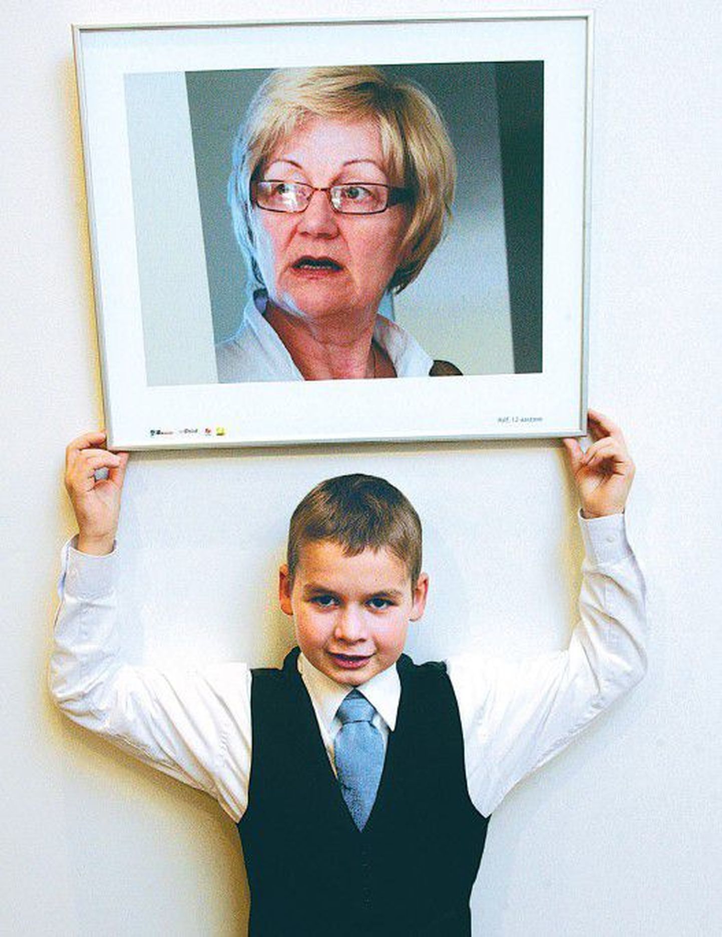 12-летний Ральф Пыллукиви позирует со снимком врача, который он сделал, как только получил в руки фотоаппарат в фотокружке, организованном в Таллиннской детской больнице.