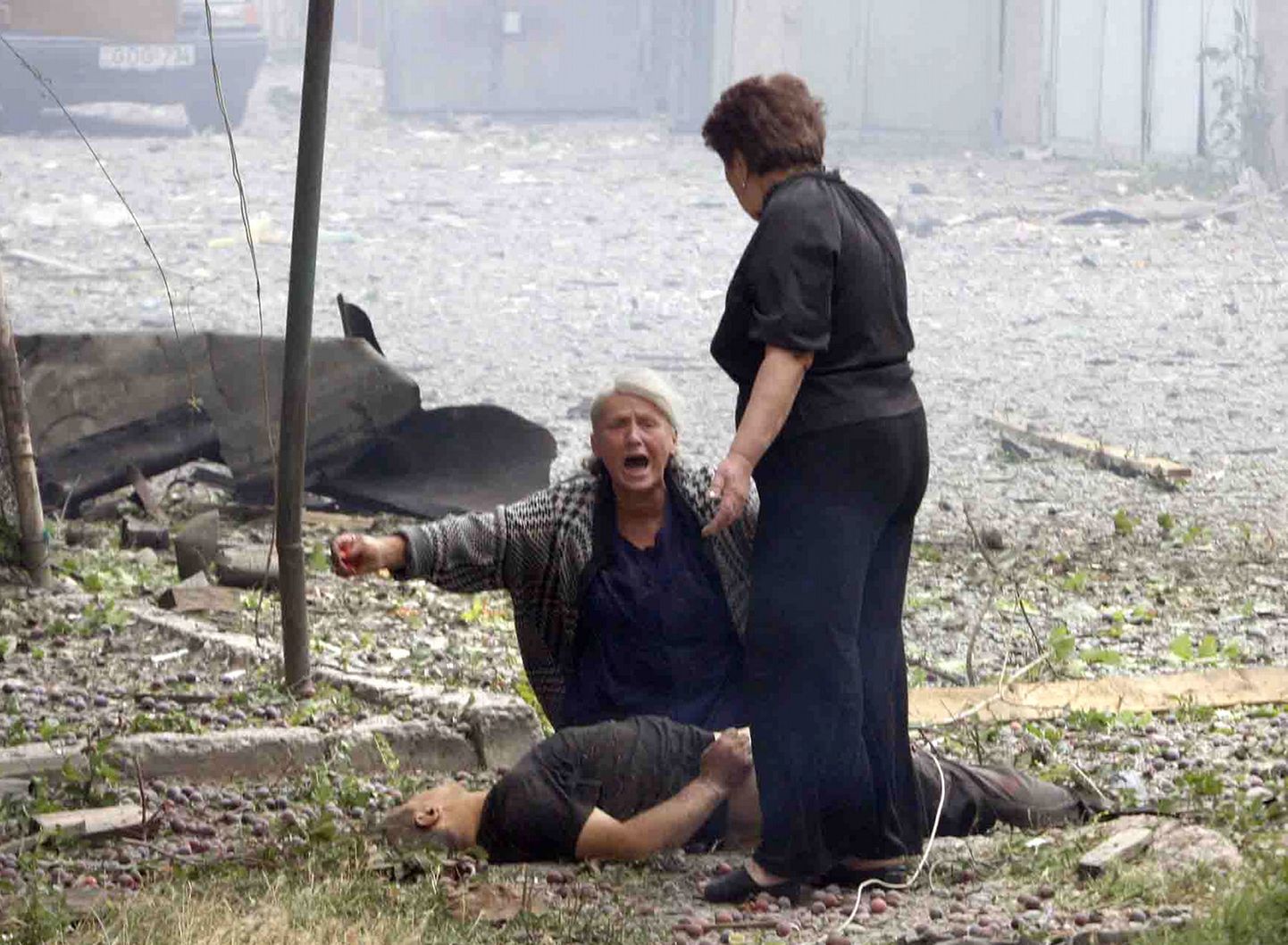 Ahastav Gruusia naine oma lähedase surnukeha juures pärast Vene õhurünnakut Gori linnale.