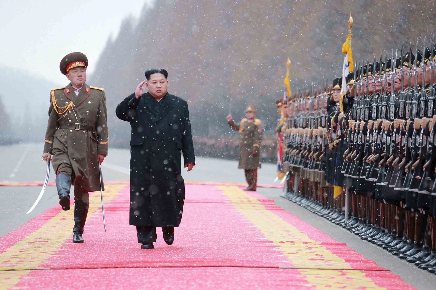 Põhja-Korea liider Kim Jong-un tervitamas riigi sõdureid.