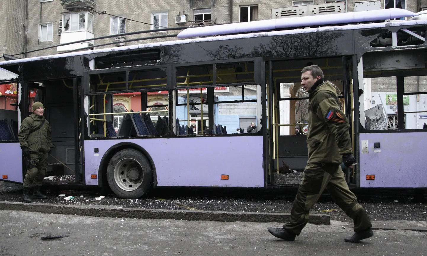 Mürsutabamuse saanud trollibuss Donetskis.