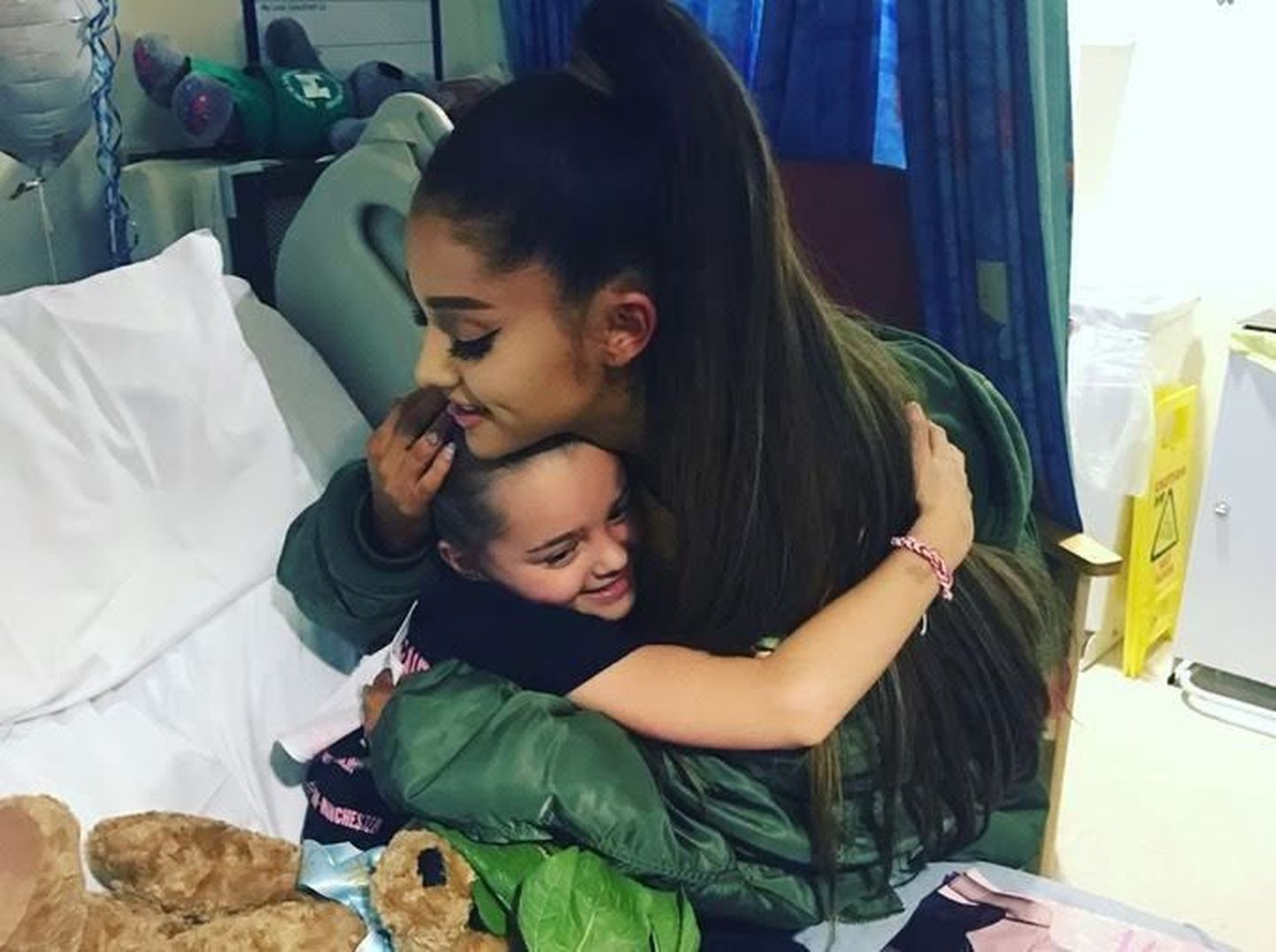 Ariana Grande noore fänniga Manchesteri haiglas.