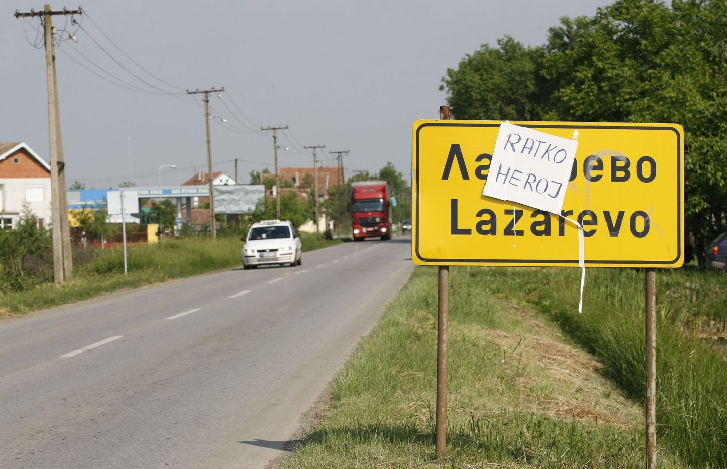 Lazarevo küla sildile on pandud paber kirjaga «Ratko kangelane».