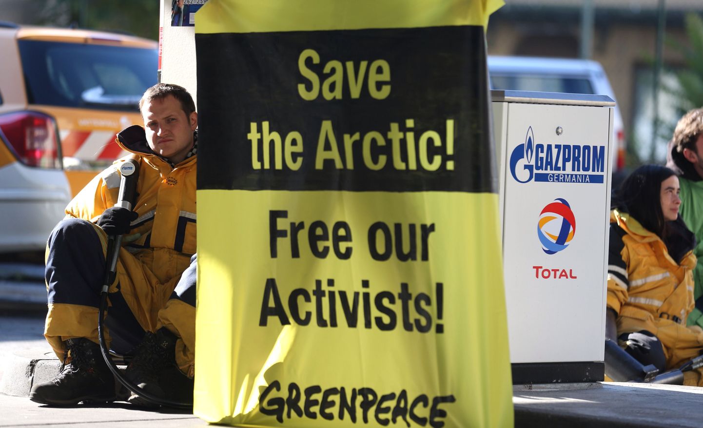 Одному из активистов Greenpeace стало плохо во время предъявления обвинения, и ему вызвали «скорую помощь».