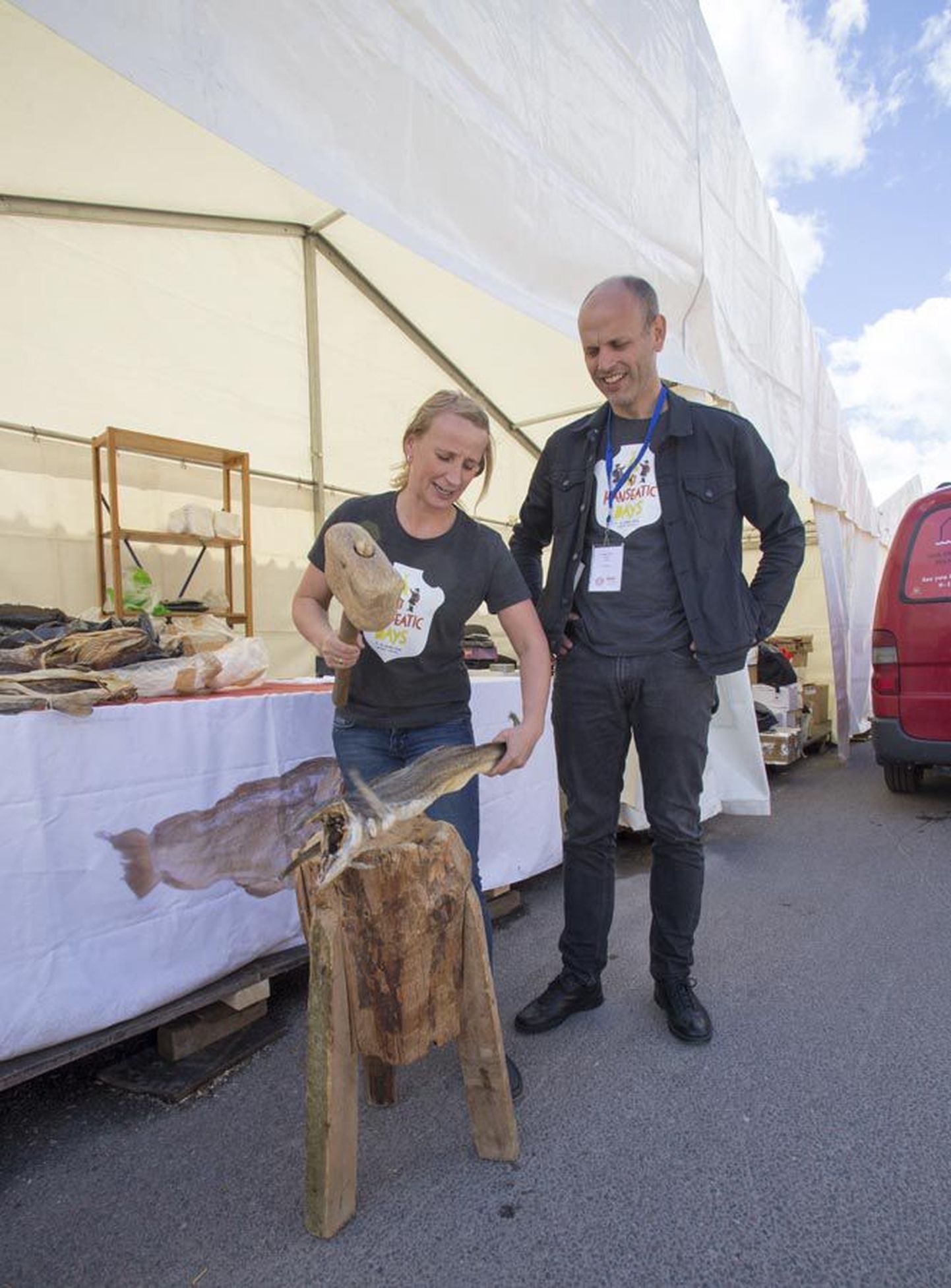 Bergeni esinduse kokk Kristine Øvrebø näitas, kuidas eriliselt kuivatatud kala söömiseks ette valmistatakse. Tema kõrval on projektijuht Haaken Vatle.