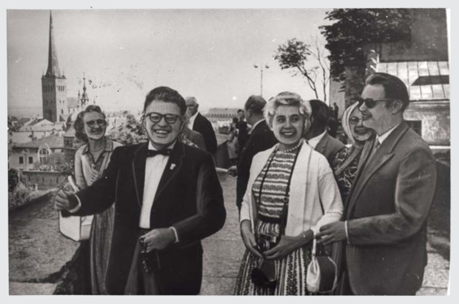 Ajaloo "ilu". Sovettidel oli komme ajalugu ilustada, mis aga teadaolevalt kunagi midagi ilusamaks ei muutnud. Kurioosselt retušeeritud fotol rühm USA eestlasi 1960. a
Eesti NSV üldlaulupeo ajal Tallinnas Toompealt linna vaatamas. Paremal VEKSA presiidiumi aseesimees Raoul Viies.