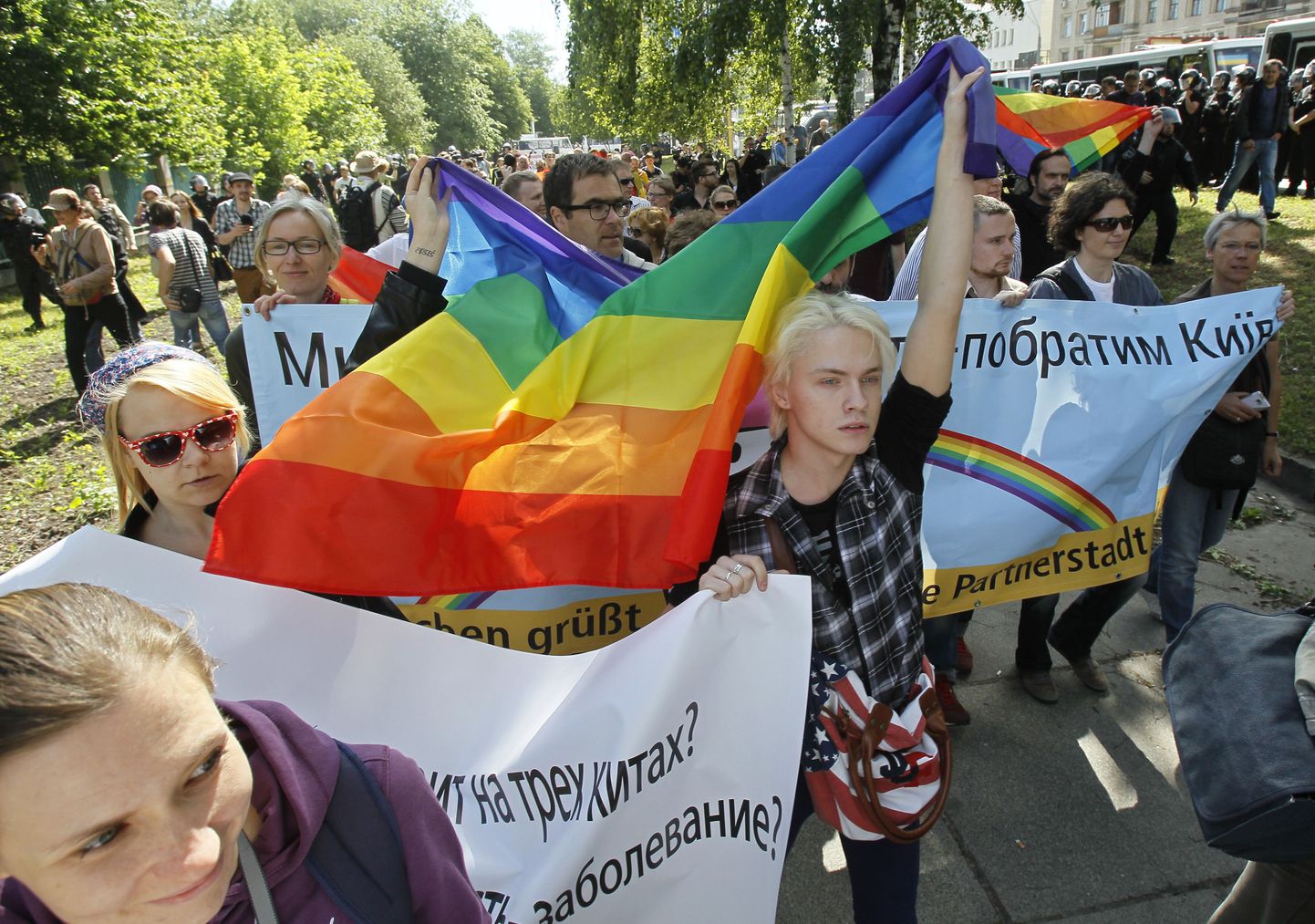 Homoseksuaalide õiguste eest võitlevad aktivistid Kiievi tänavatel.