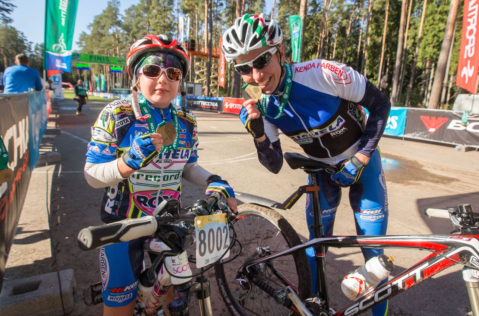 Lisete (vasakul) olümpiasportlasest ema Grete Treieriga
