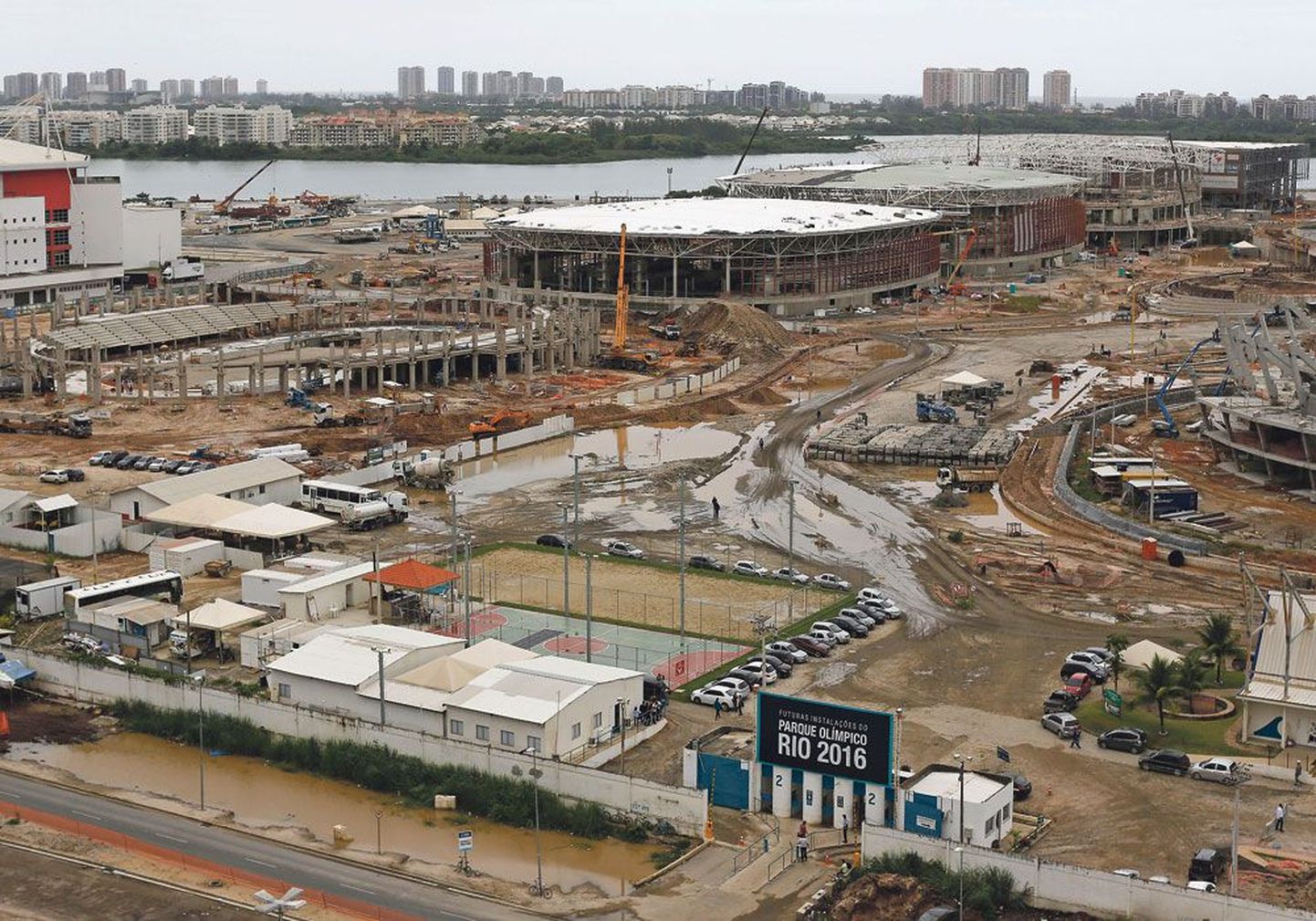 Строительство олимпийского парка Рио-де-Жанейро в марте 2015 года выглядит так.