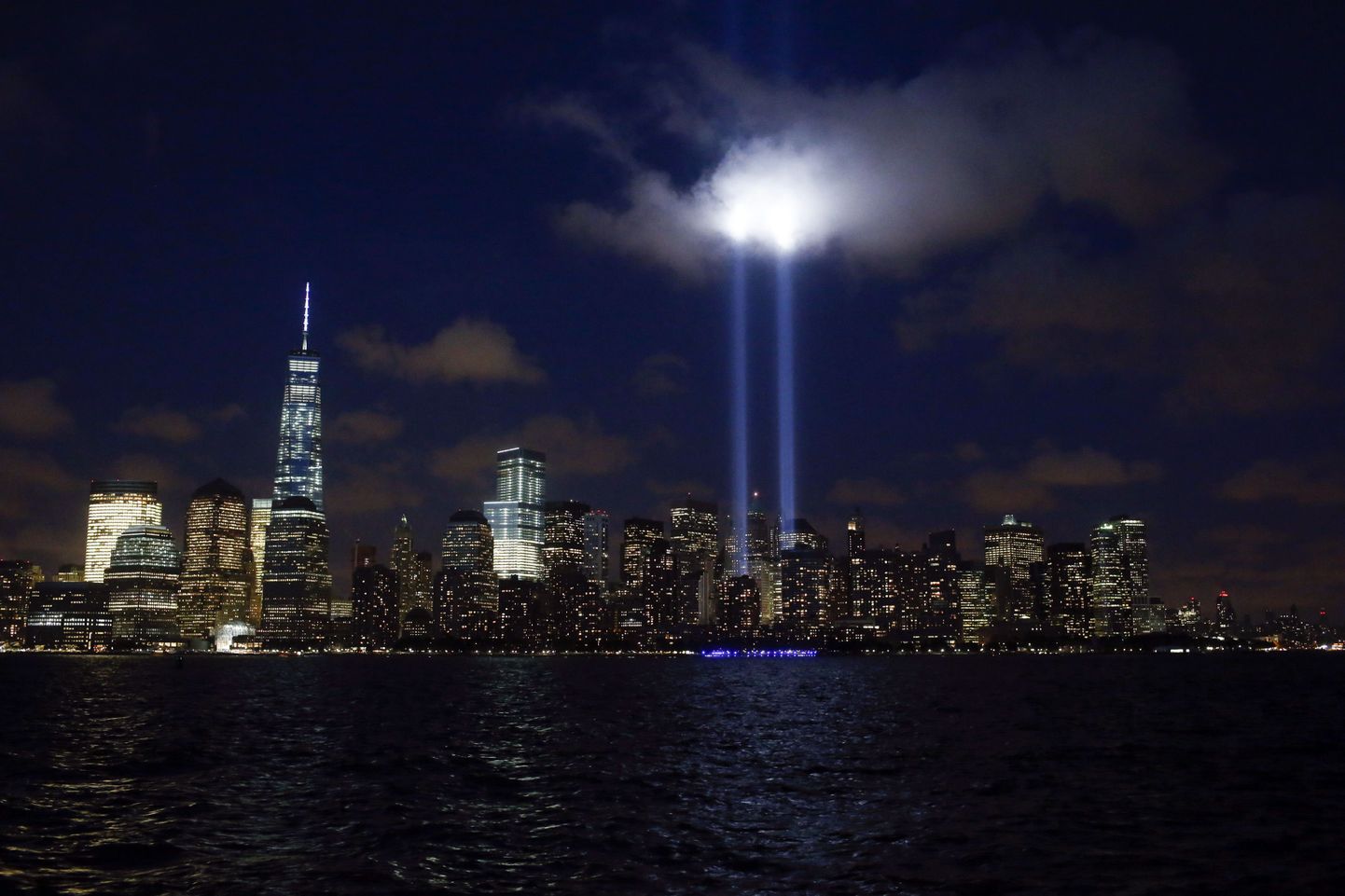 Valgusjoad Maailma kaubanduskeskuse endises asupaigas 11. septembri terrorirünnakus hukkunute mälestuseks.