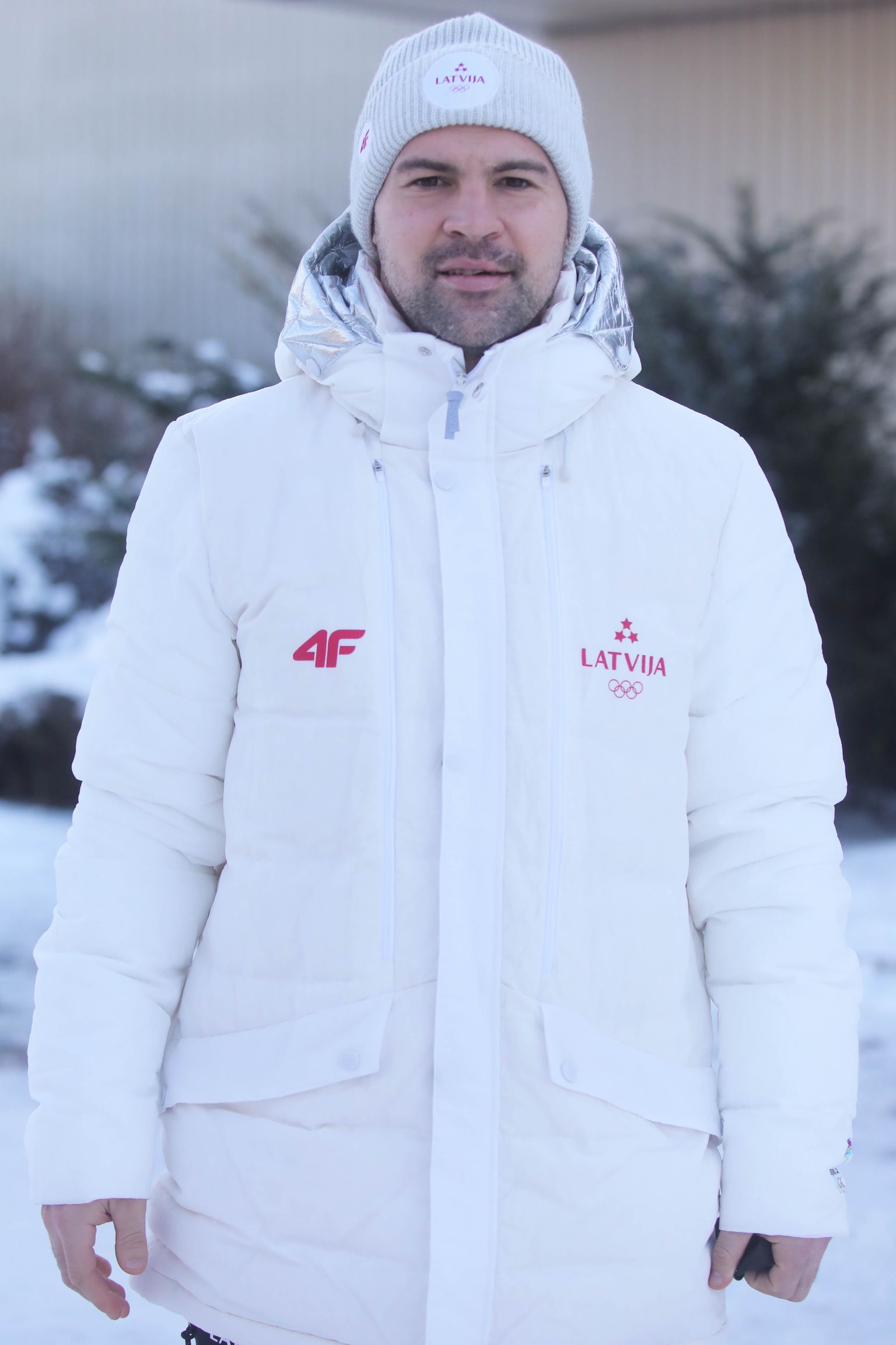 Latvijas hokeja izlases spēlētājs Kaspars Daugaviņš pie Rīgas lidostas VIP termināļa pirms došanās uz 2022.gada Olimpiskajām spēlēm Pekinā.
