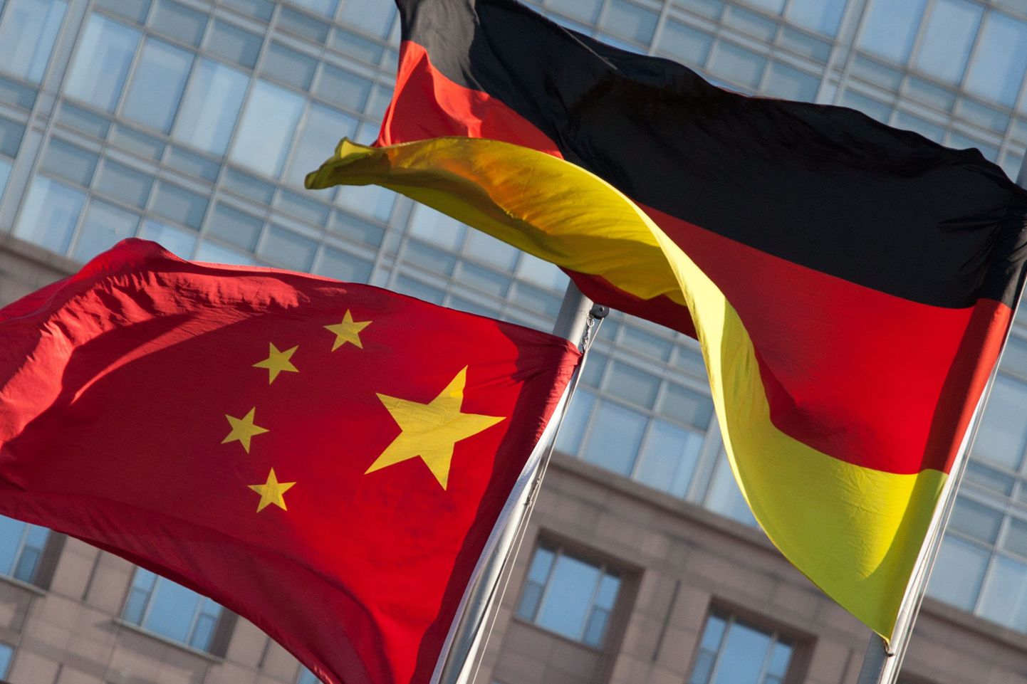 Hiina ja Saksamaa lipud.