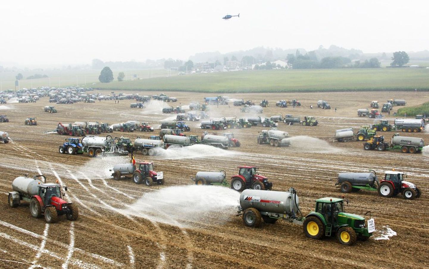 Farmereid Brüsseli poliitikud kardavad – kui põllumehed vihastavad, siis ummistub liiklus ja lendavad munad. Fotol valavad Belgia farmerid protestiks piima põllule.