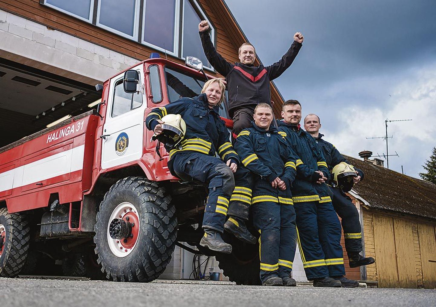 Pärnu-Jaagupi vabatahtliku tuletõrjeseltsi liikmed ütlesid, et kuigi tingimused saaksid olla paremad, särab nende silm sellegipoolest ja suu on alati kõrvuni.