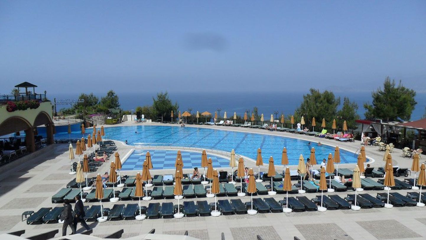 Kõrgel mäe otsas asuva hotelli basseinist avanes suurepärane vaade merele.