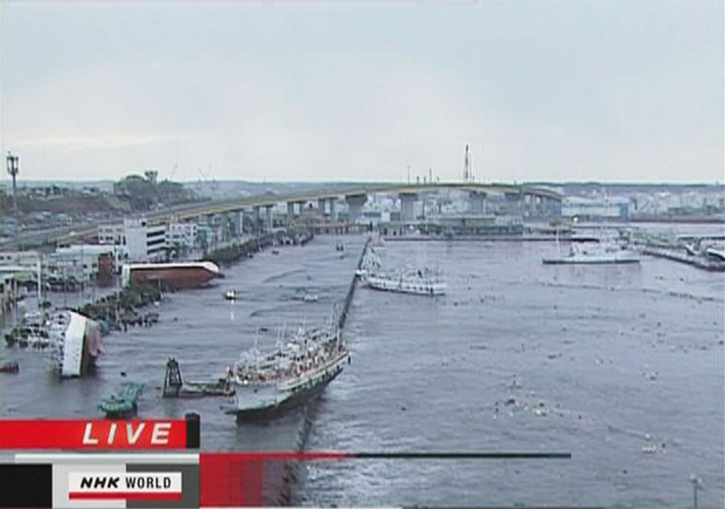 Jaapani telejaama NHK kaadrid Aomori prefektuuris asuvast Hachinohe sadamast, kus on näha kummuli keeratud laevu.
