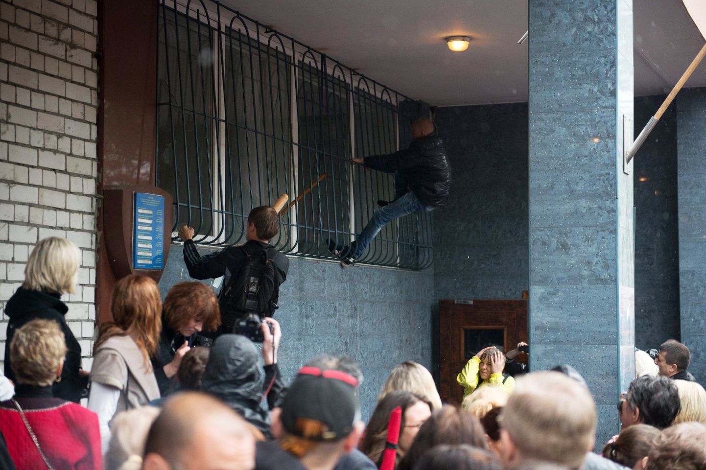Kremli-meelsed täna Odessas miilitsa peakorterit ründamas.