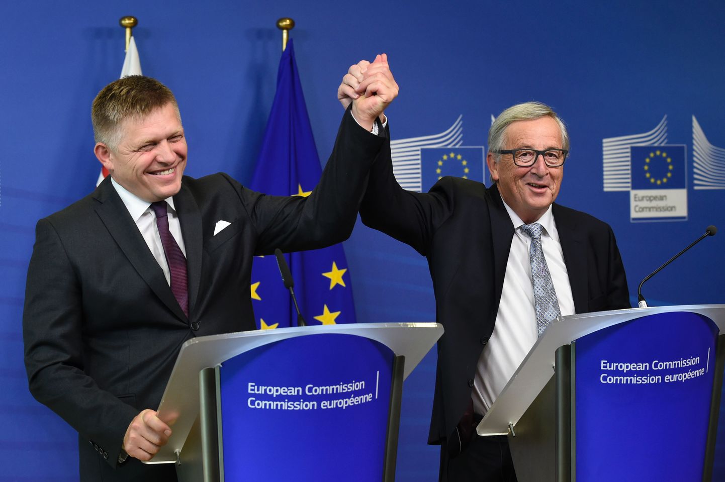 Jean-Claude Juncker (paremal) koos Slovakkia peaministri Robert Ficoga