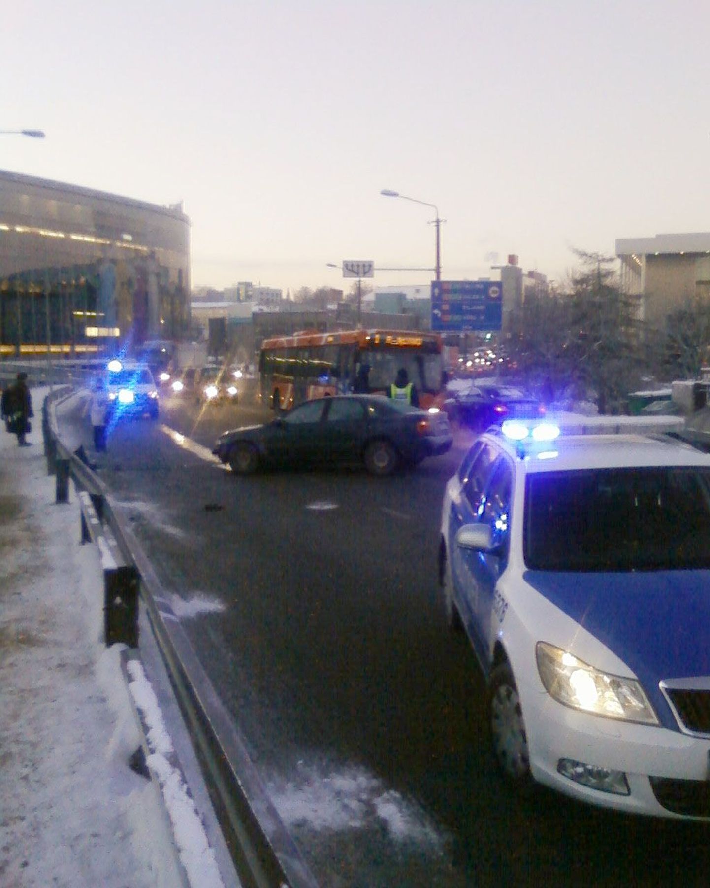Liiklusõnnetus Tartus Võidu sillal. Pilt on tehtud 23. jaanuaril kella 8.30 paiku.
