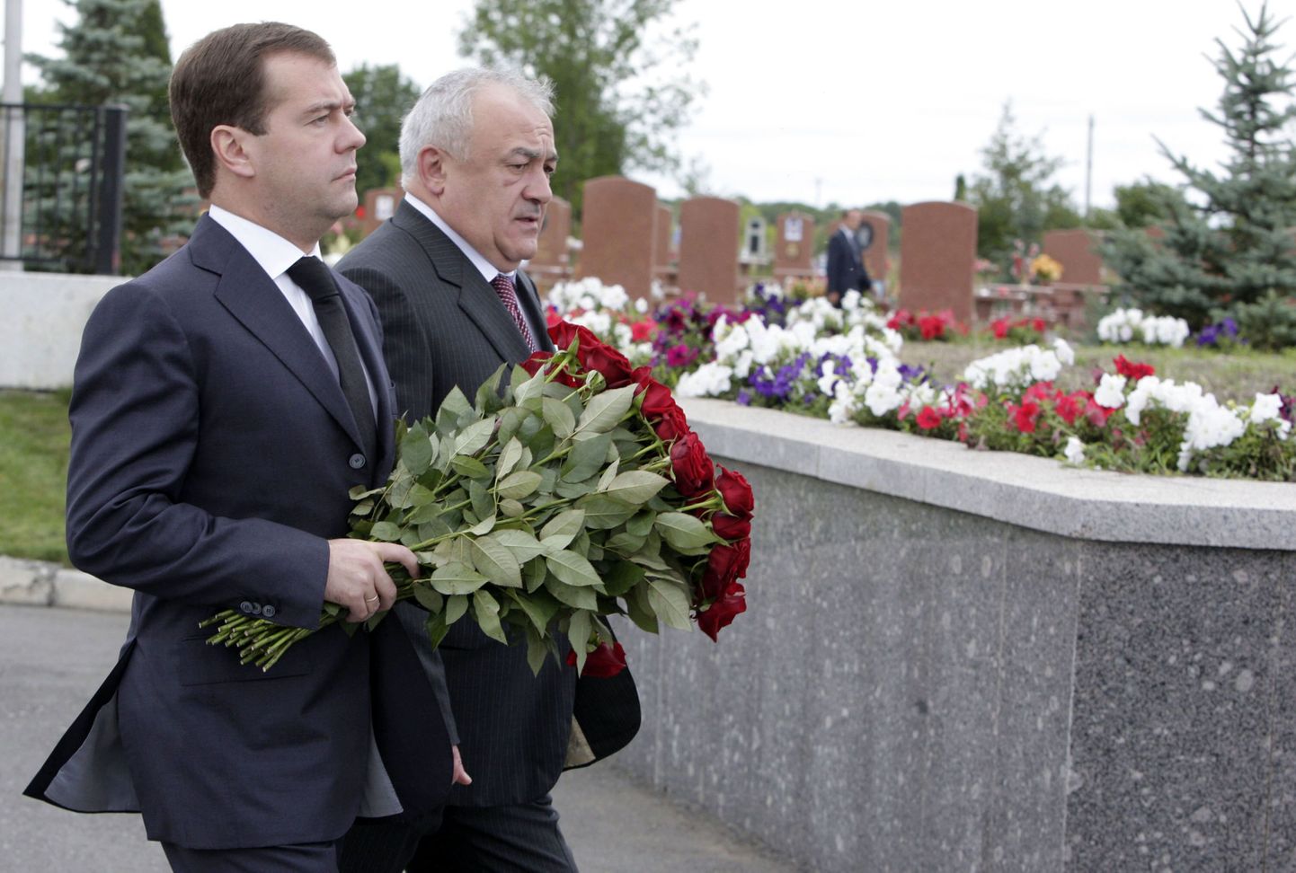 Põhja-Osseetia president Teimuraz Mamsurov ja Vene riigipea Dmitri Medvedev (vasakul) täna Beslani veresauna ohvrite mälestusmärgi juures.