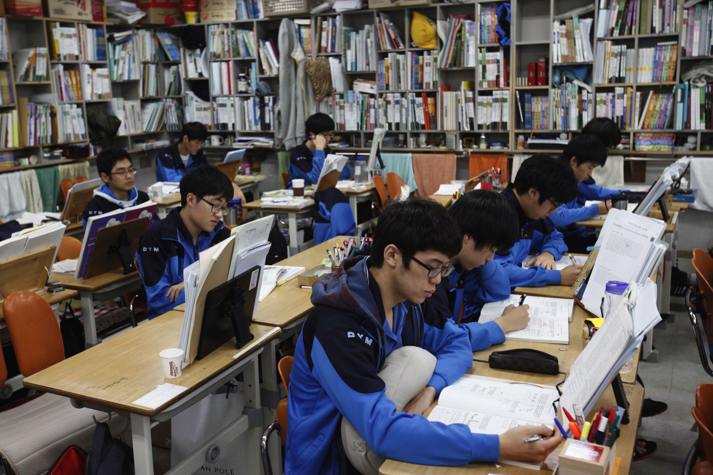 Lõuna-Korea õpilased sooritamas ülikooli sisseastumiseksamit