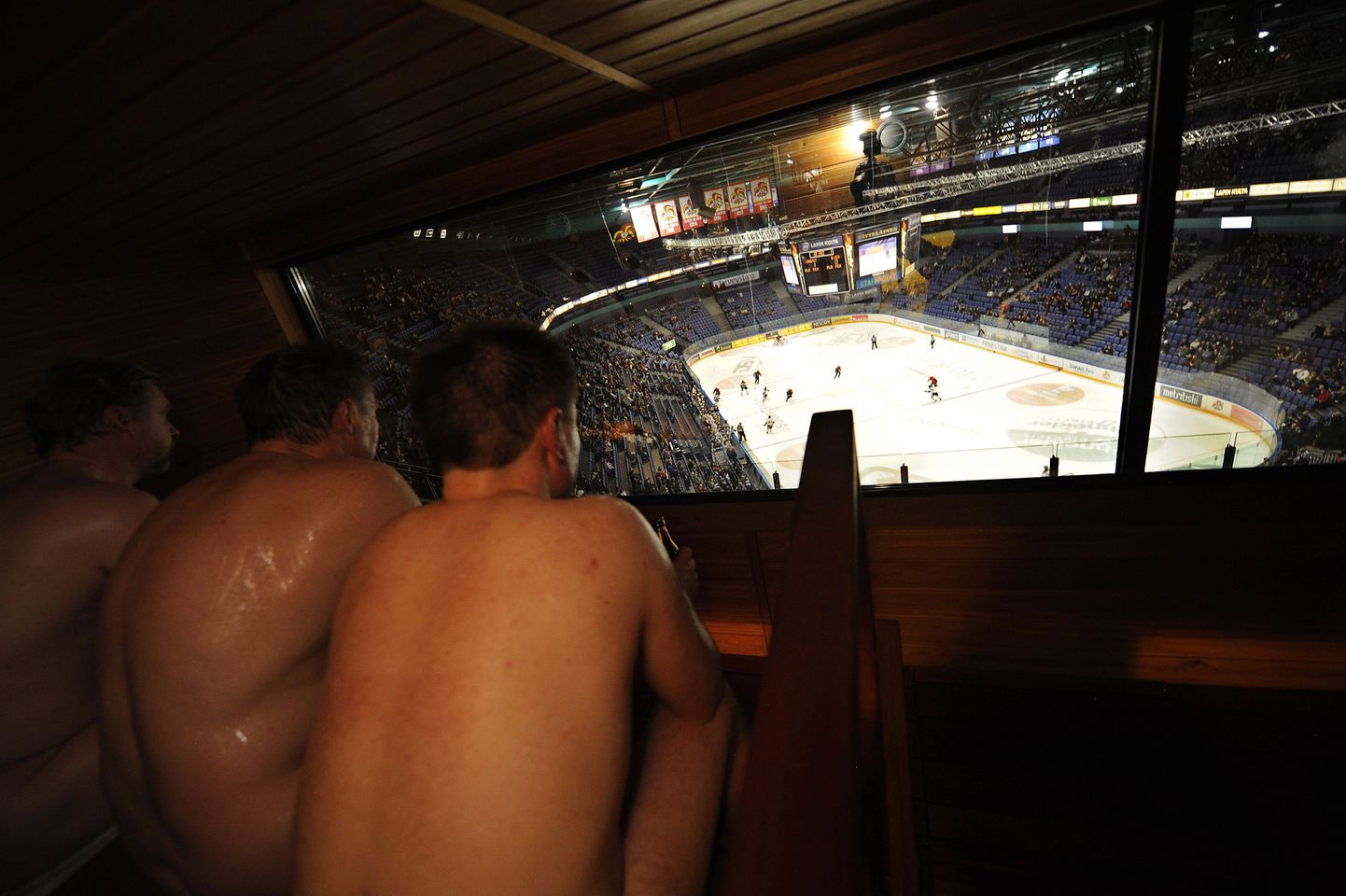 Soomlastele meeldib saunatada ja jäähokit vaadata. Pildil hokisõbrad Helsingis Hartwall Arenal.
