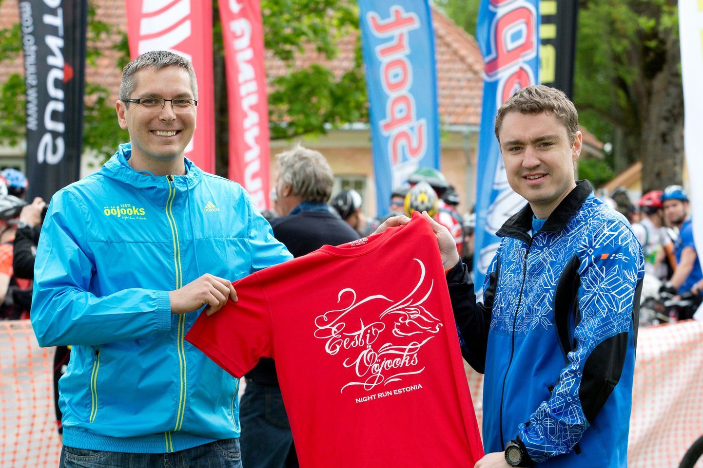 Ööjooksu meeskonna liige Marko Torm üle andmas sümboolselt esimest Ööjooksu särki peaminister Taavi Rõivasele.