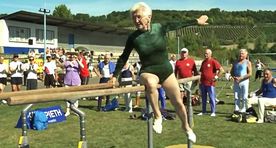 Супербабушка: 91-летняя гимнастка поражает кульбитами и сложными элементами