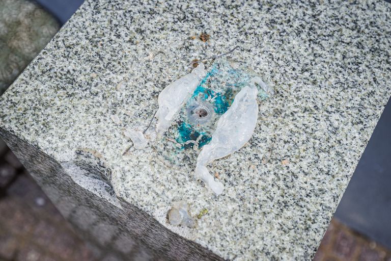 Pjedestāls, uz kura iepriekš stāvēja skursteņslauķa statuja.