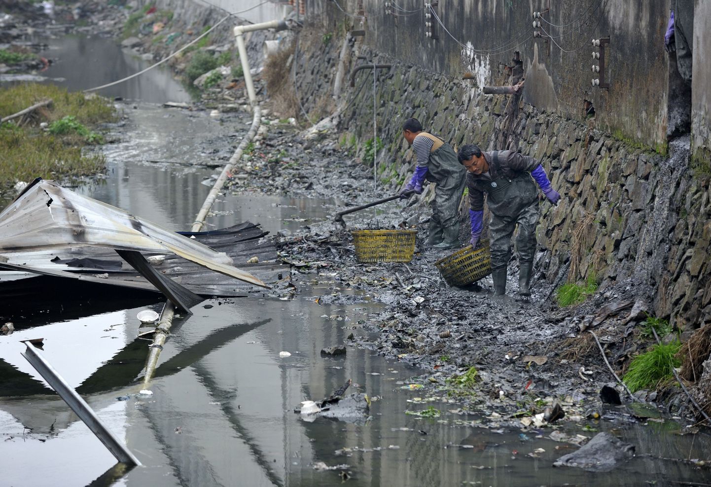 Hiina ärimees pani saastunud jõe ujumise eest välja 32 000 dollarit