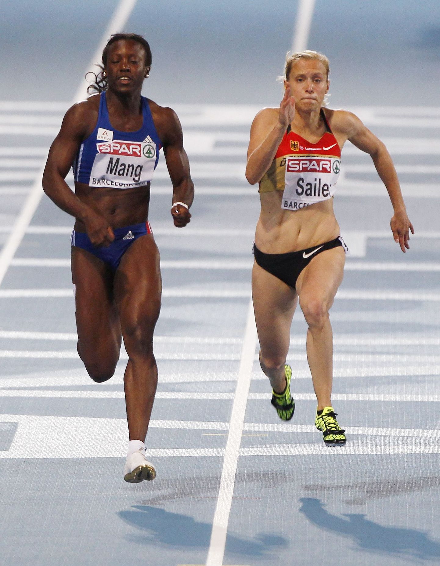 sakslanna Verena Sailer (paremal) ja prantslanna Veronique Mang 100 m finaalis