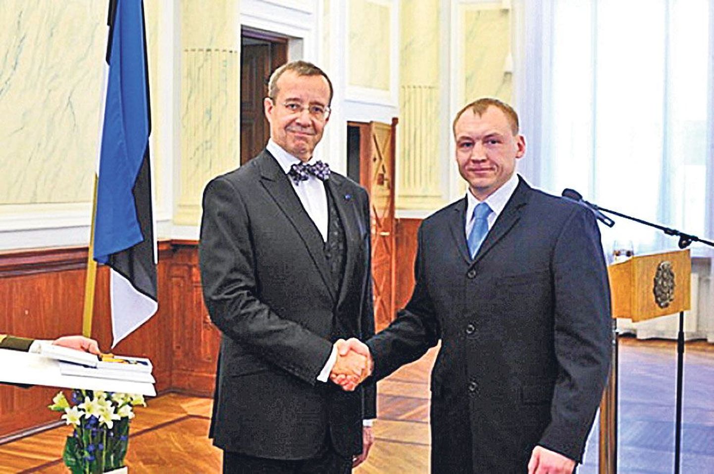 2010. aastal sai Eston Kohver (paremal) president Toomas Hendrik Ilveselt kõrge riikliku autasu.