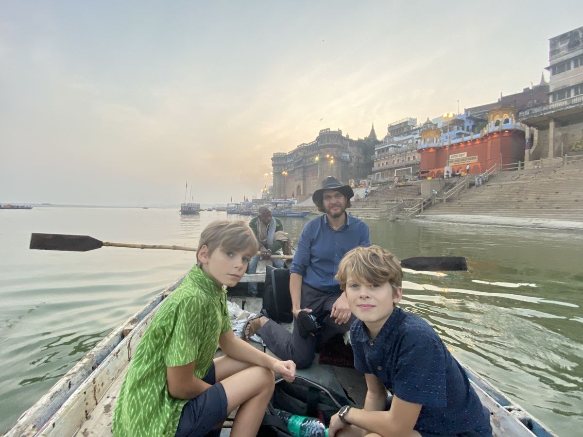 Paadiga Varanasi suitsus.