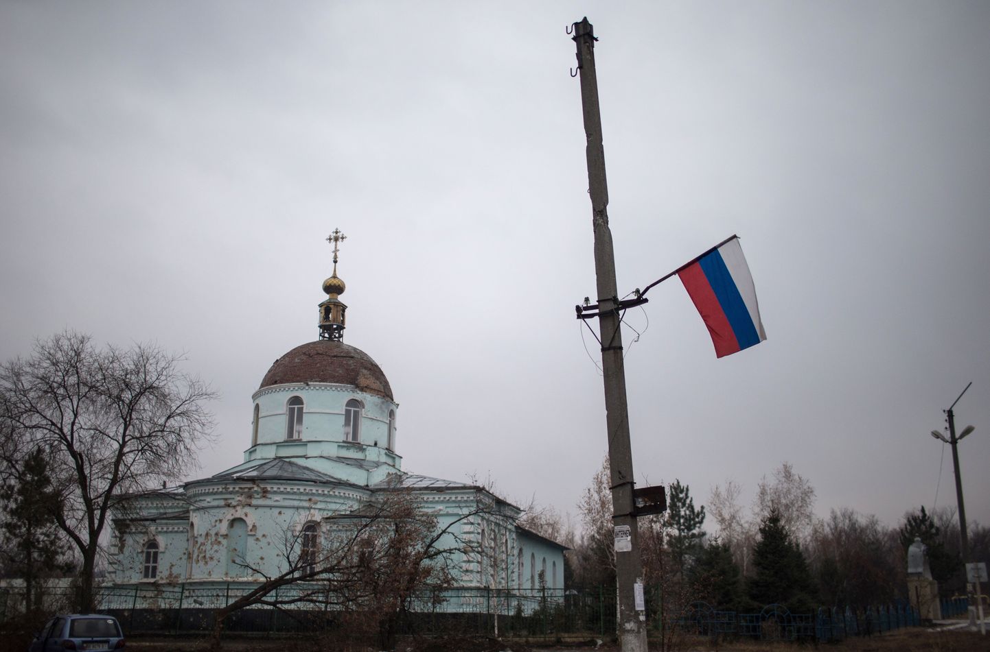 Luganski oblastis Krõaštševatoje külas lehvib Vene lipp kohe kiriku lähistel.