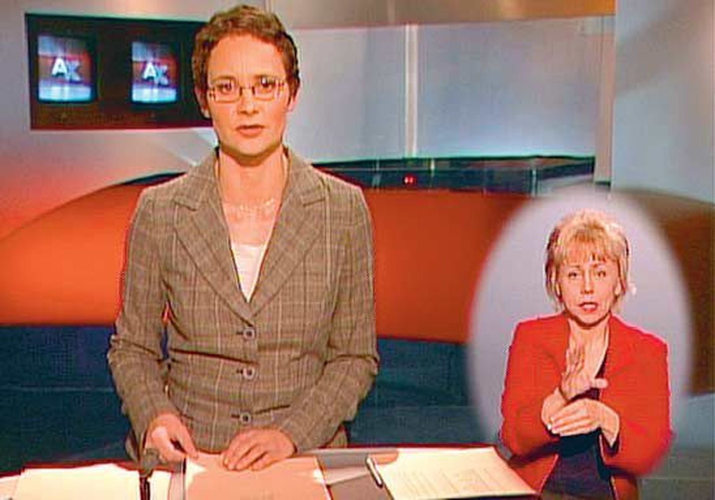 Eesti Televisioonis kell 18 algav «Aktuaalne kaamera» on üks väheseid uudistesaateid, mida saavad jälgida ka kurdid ja vaegkuuljad. Selleks tuleb neil aga mõista viipekeelt. Teine ETV saade  «Pealtnägija»  kasutab enda mõistetavaks tegemiseks subtiitreid.