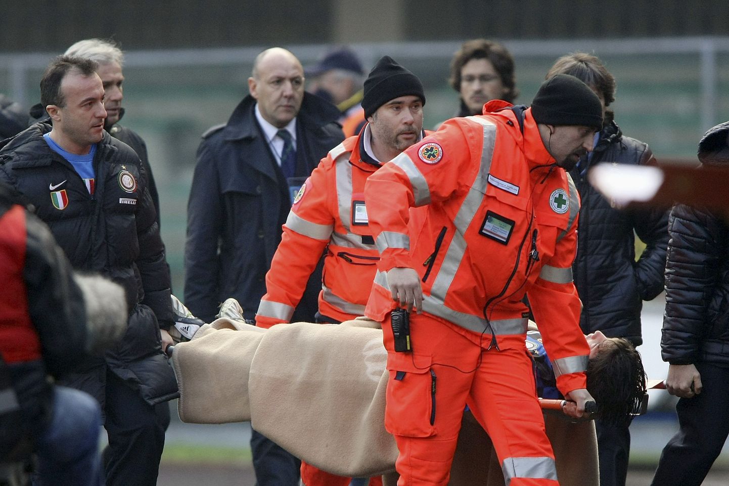 Interi mängija Cristian Chivu toimetatakse väljakult minema.