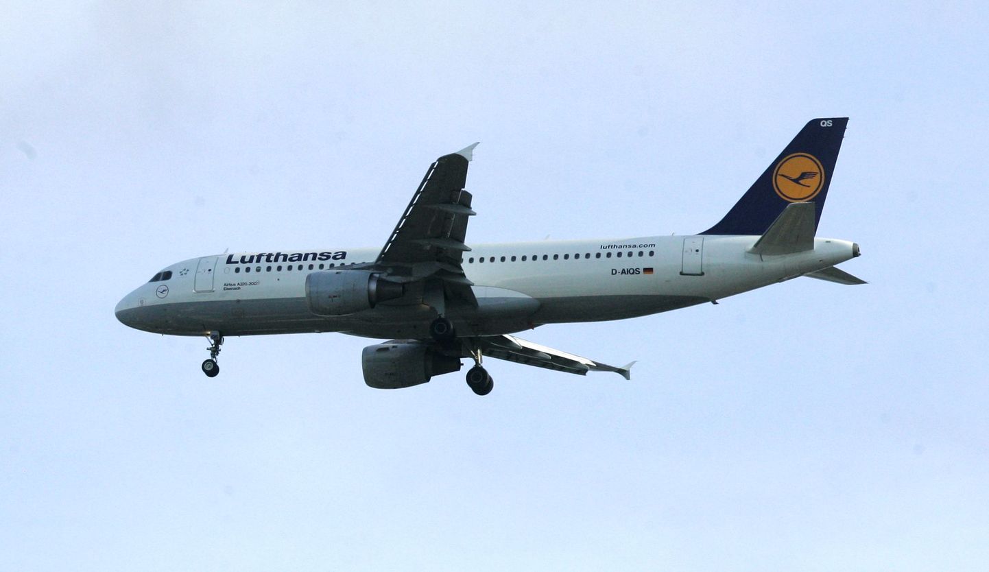 Самолет Lufthansa.