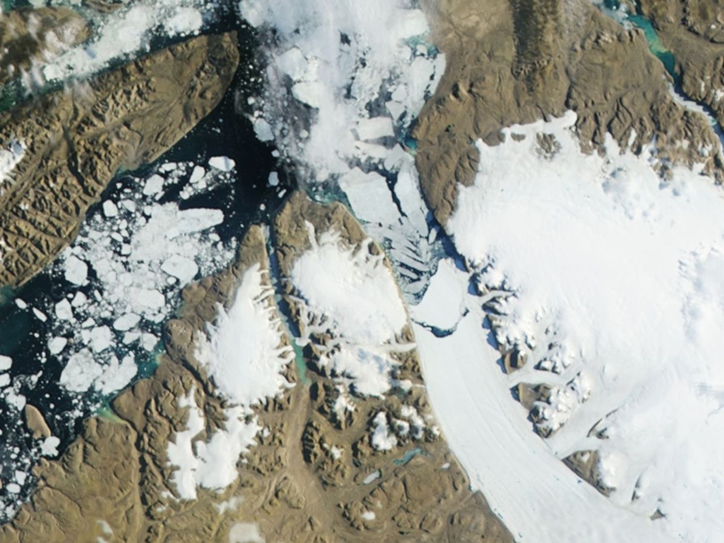 NASA satelliidipilt Gröönimaa Petermanni liustikust ja sellest murdunud osast